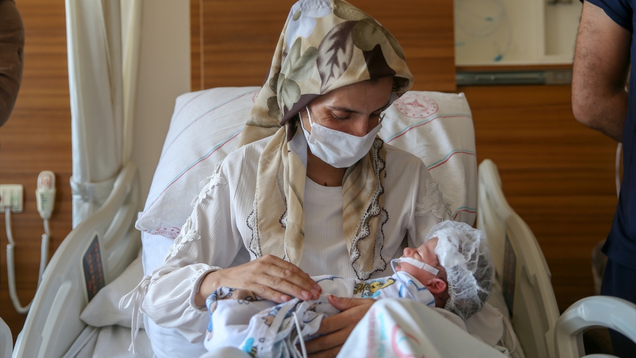 14 gün süren yoğun bakım tedavisinin ardından normal servise alınan annenin, uğruna ölümü göze aldığı bebeğine kavuşma anında yaşadığı mutluluk, hem ailesinin hem de doktorlarının gözlerini yaşarttı. 