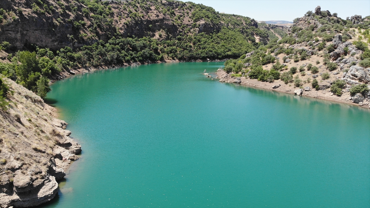 Ekiplerin birçok teknik imkanı da kullandığı çalışmalar çerçevesinde, Doku`nun en son görüldüğü viyadük çevresindeki suyun çekilmesi için kısmen tahliye edilecek Uzunçayır Baraj Gölü`ndeki su tahliye işlemi de devam ediyor.