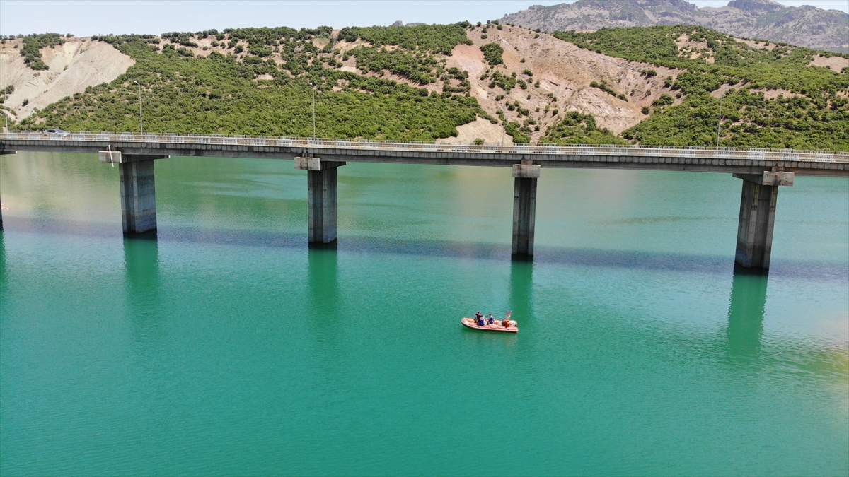Barajdaki 3 tribünden yapılan su tahliyesiyle baraj gölündeki su seviyesi 2 metre düştü.