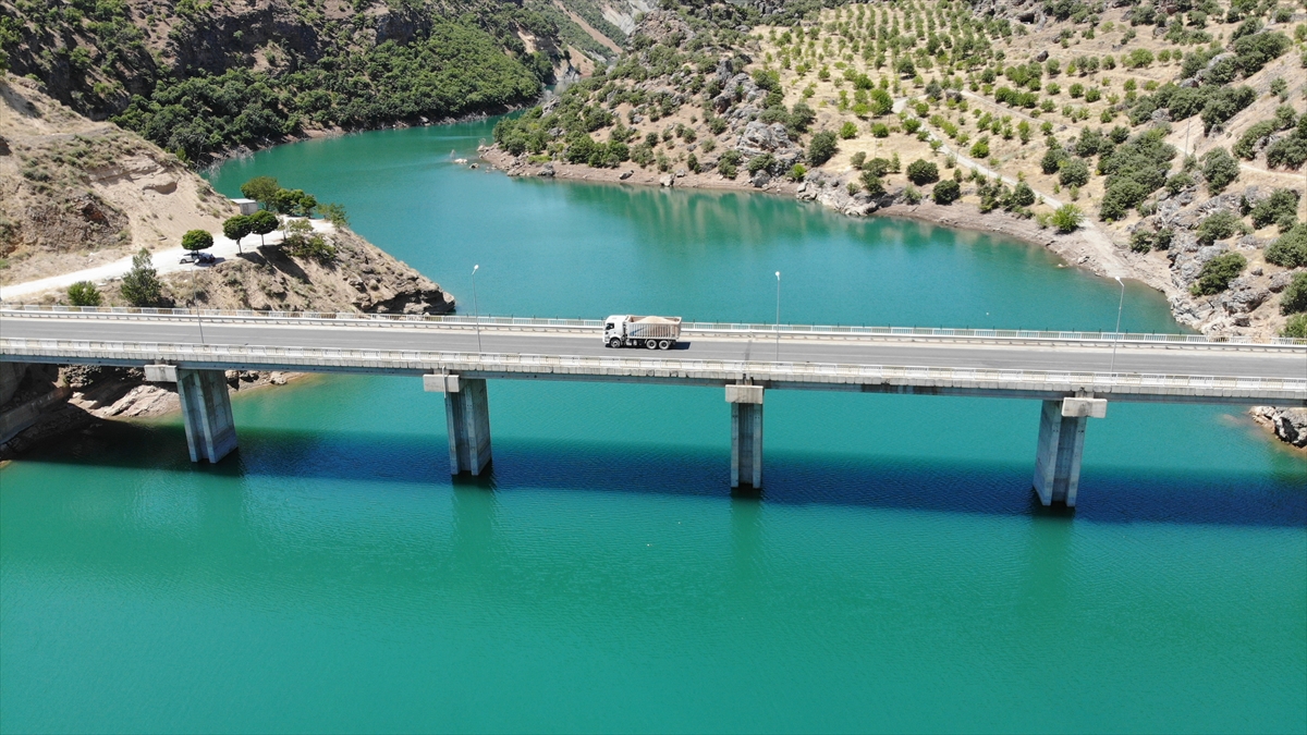 Tunceli AFAD ekipleri su seviyesinde yaşanan düşüş ile baraj gölü yüzeyi ve kıyısındaki arama çalışmalarını sıklaştırdı.