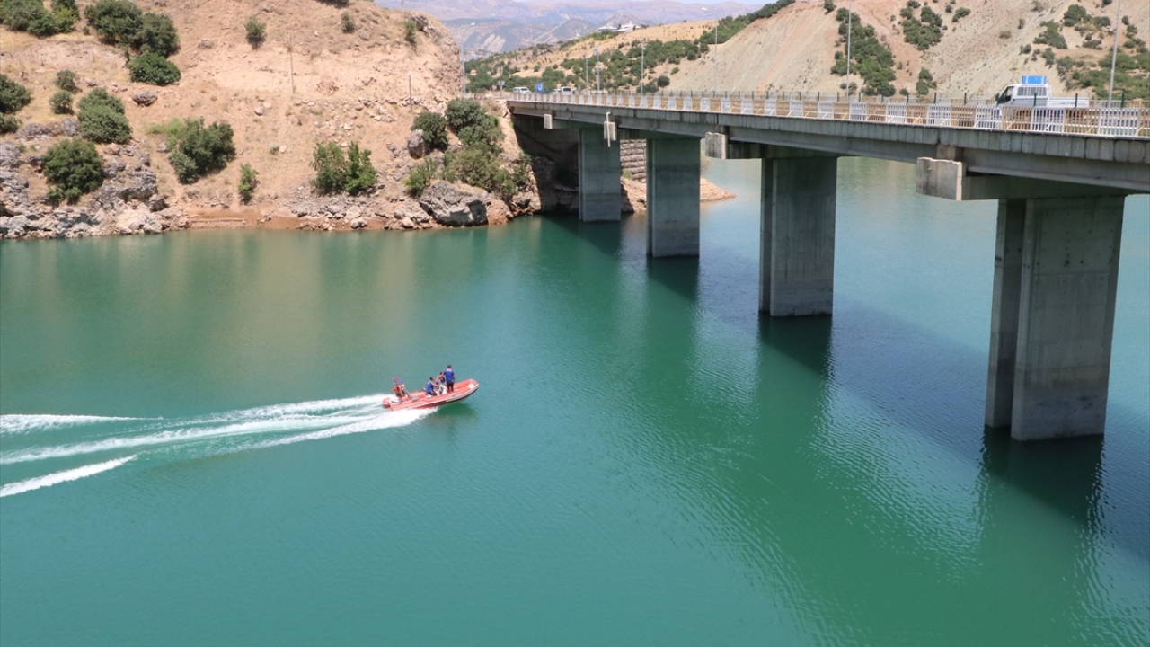 Genç kızın arkadaşlarıyla görüşen ve cep telefonu sinyallerini izleyen ekipler, çalışma başlatmıştı.