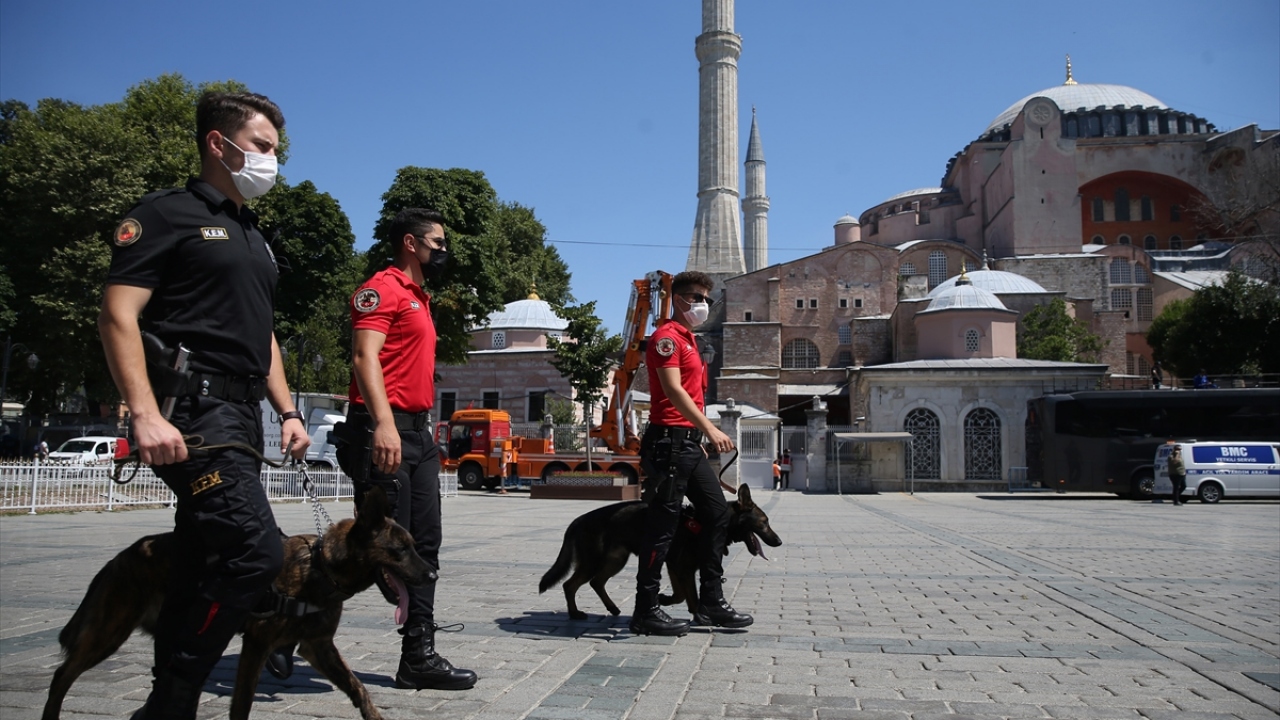 Polis meydanda önlem alırken, cami çevresini de bariyerlerle kapattı. 
