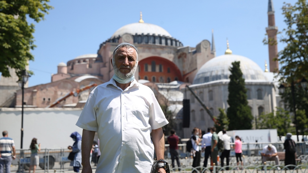 "Ayasofya`nın cami olması sebebiyle sevinçliyiz." 