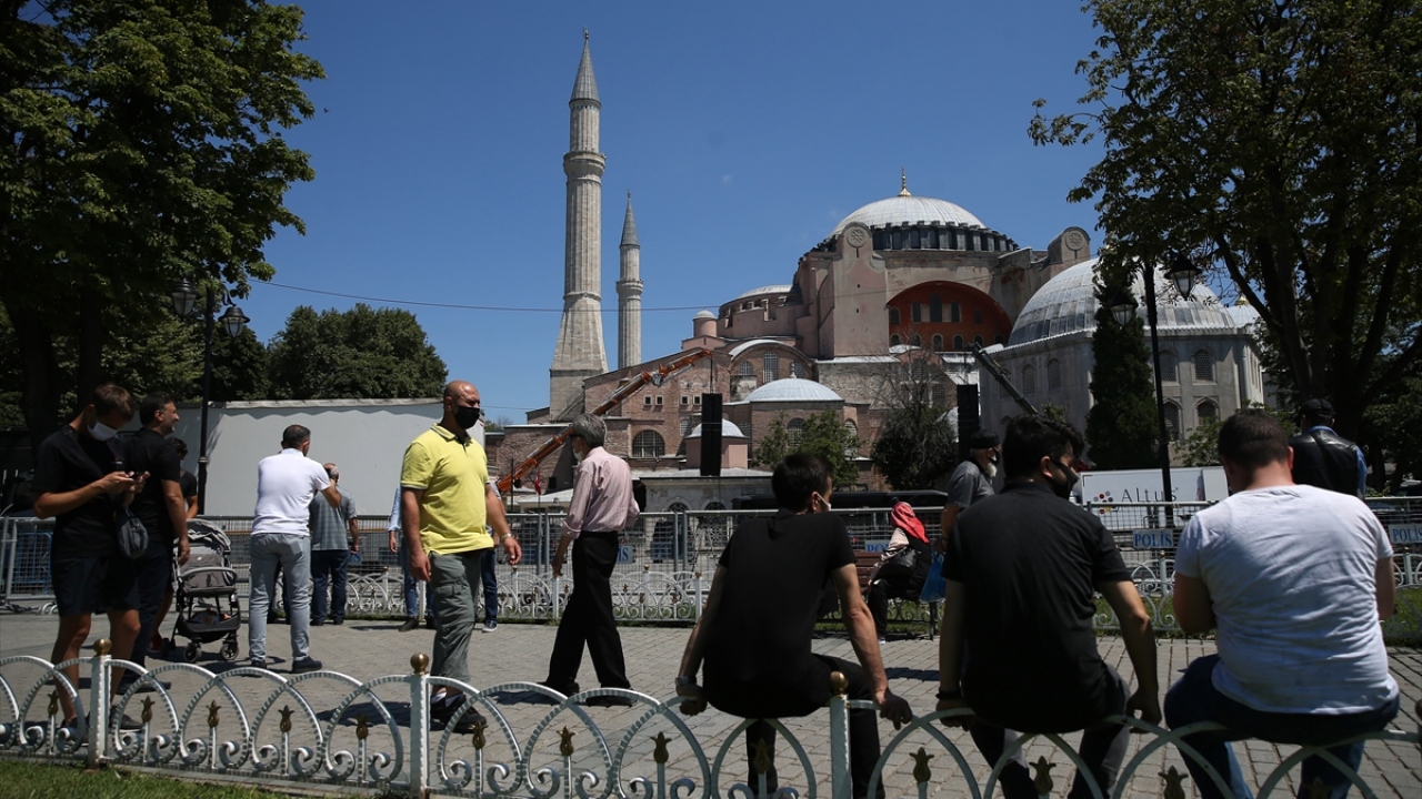 Meydanda ayrıca yarın kılınacak cuma namazını takip edecek basın mensupları için platform oluşturuldu, ses sistemleri yerleştirildi. Cami girişine bir tabela asıldı.