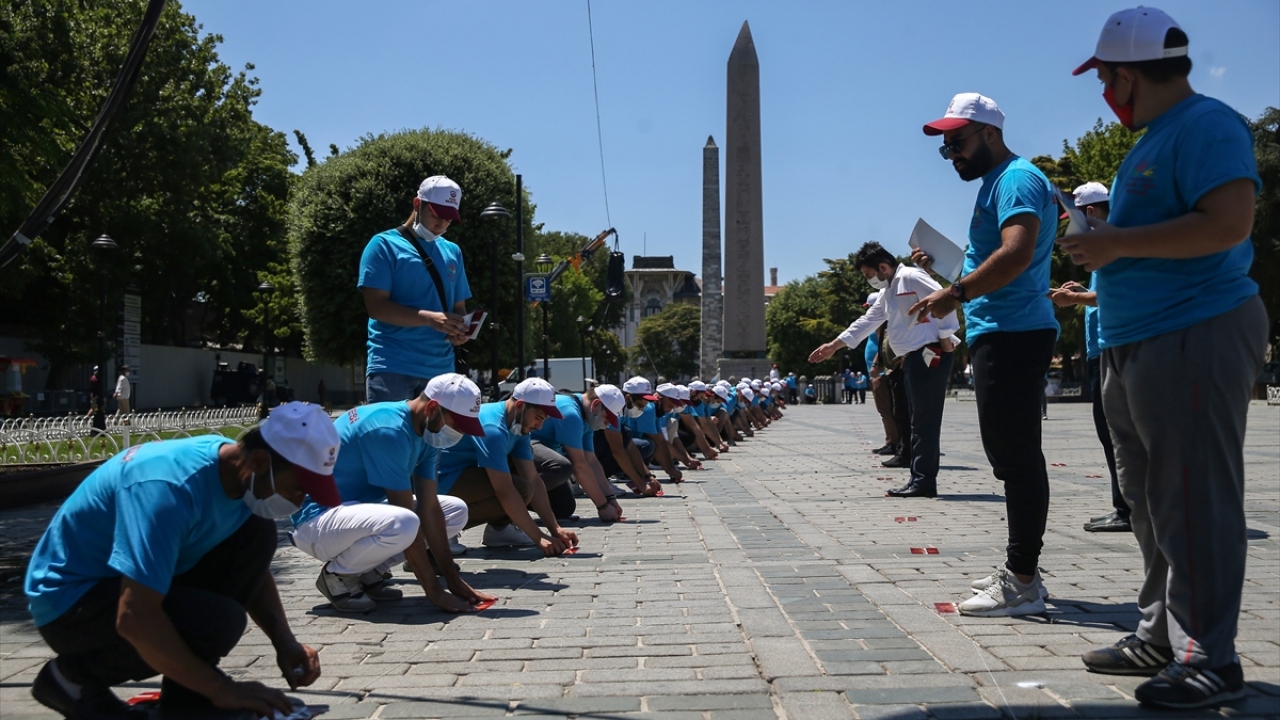 Yarın kılınacak cuma namazı ile 86 yıl sonra yeniden ibadete açılacak olan Ayasofya Camii`nde yürütülen hazırlıklarda, son aşamaya gelindi. 