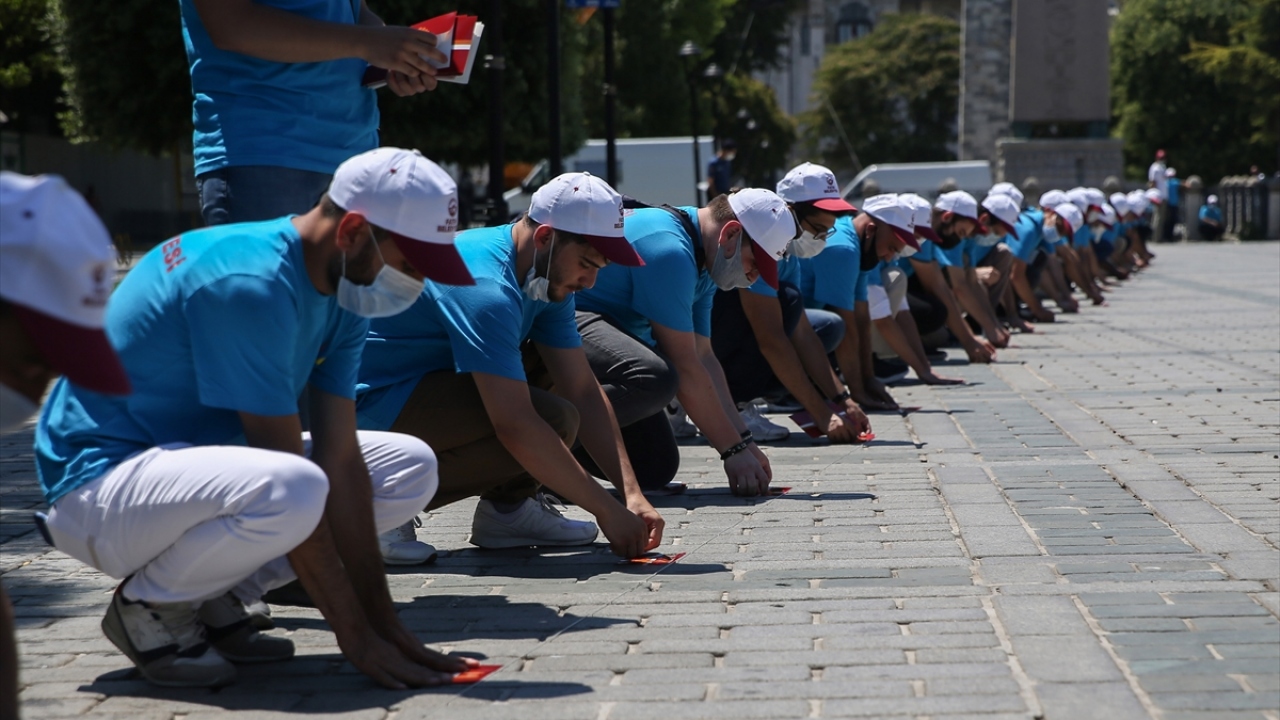 Ekipler, açık alanda namaz kılacak vatandaşlar için saf düzeni ile sosyal mesafe çizgilerini belirledi. 