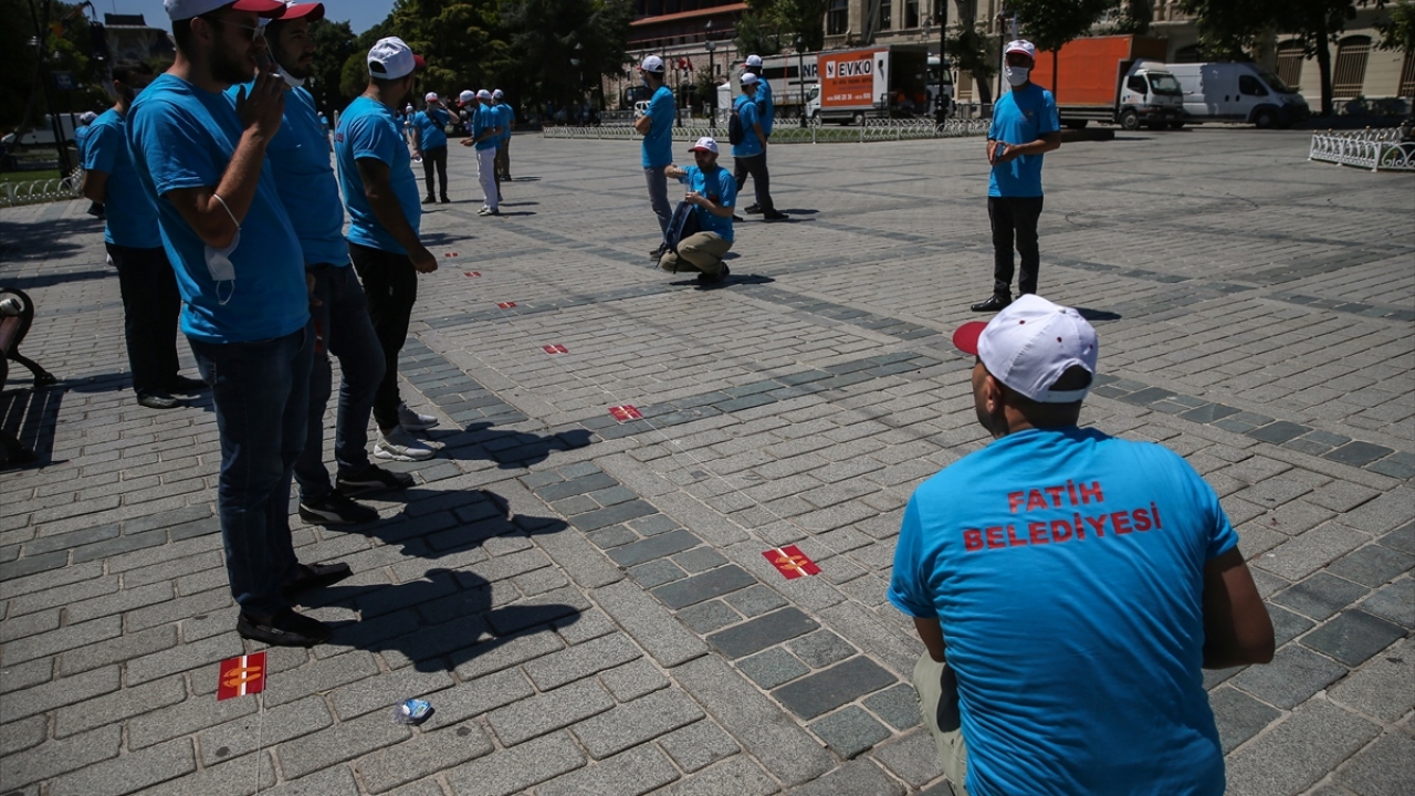 Meydanda saf düzeni için 35 bin çıkartmanın 1,5 metre aralıklarla yerleştirildiği öğrenildi.