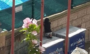 Çöp konteynerinden yaşıtlarını izleyen çocuğa havuz sürprizi