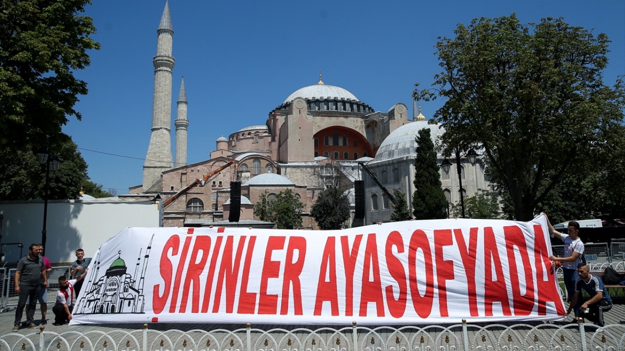 Samsun`dan gelen Samsunspor taraftarları da meydanda üzerinde "Şirinler Ayasofya`da" yazılı pankart açtı.