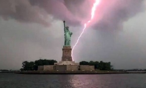 ABD’de Özgürlük Heykeli’ne yıldırım düştü