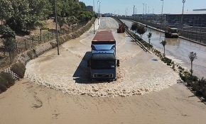 Küçükçekmece'de su borusu patladı, cadde göle döndü