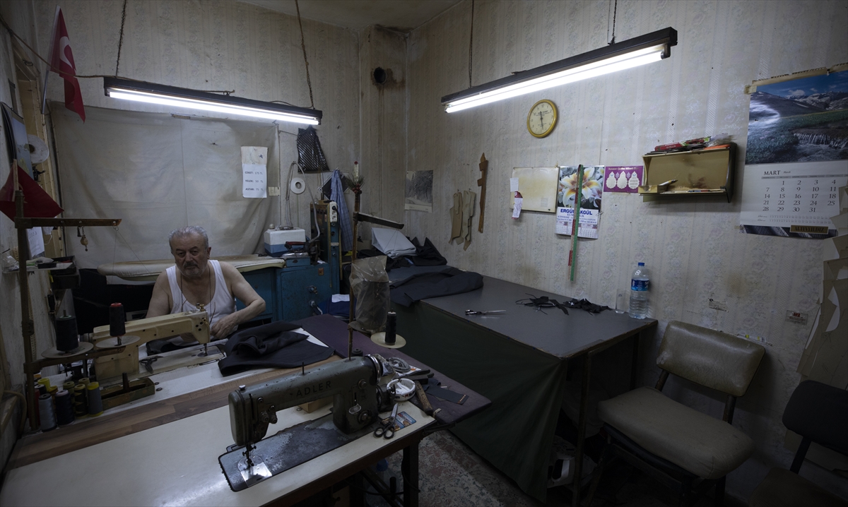 Tüccarların yanı sıra imalatçılara da ev sahipliği yapan tarihi çarşıda bazı insanlar yıllardır ekmeklerini ellerinin hünerleriyle kazanıyor. 