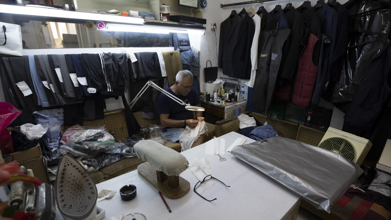 Kemeraltı Çarşısında 45 yıldır örücülük yapan Volkan Damar da bunlardan biri.