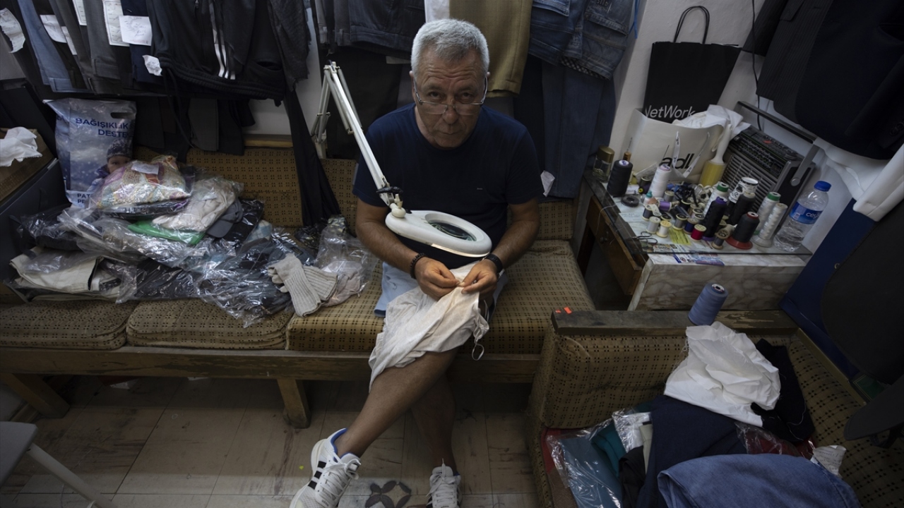 Kemeraltı Çarşısında 45 yıldır örücülük yapan Volkan Damar da bunlardan biri.