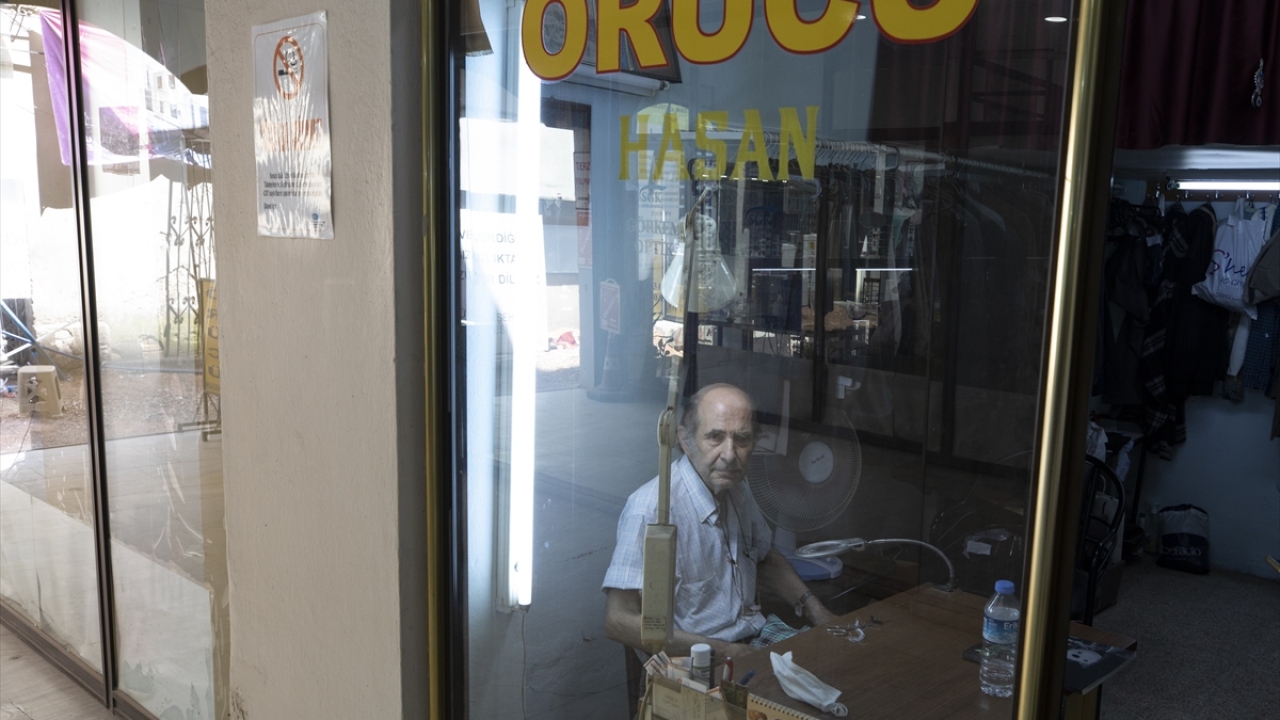 52 yıldır örücülük yapan 66 yaşındaki Hasan Güvenir de bunlardan biri.