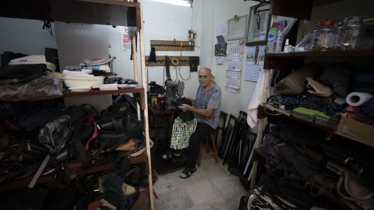 57 yıl önce çanta imalatçılığı ile başladığı yolda çanta tamirciliğine dönen 71 yaşındaki Namık Bulut da bunlardan biri.