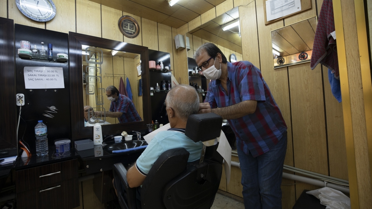 43 senelik berberlik mesleğinin 37 yılını Kemeraltı Çarşısında sürdüren 54 yaşındaki Raşit Akman da bunlardan biri.