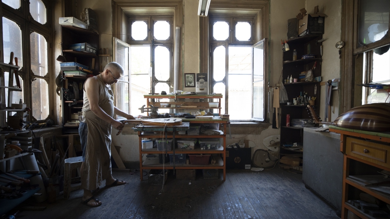 35 yıldır çalgı yapımcılığını sürdüren ve 33 yıldır Kemeraltı Çarşısında çalışan 65 yaşındaki Necati Gürbüz de bunlardan biri.