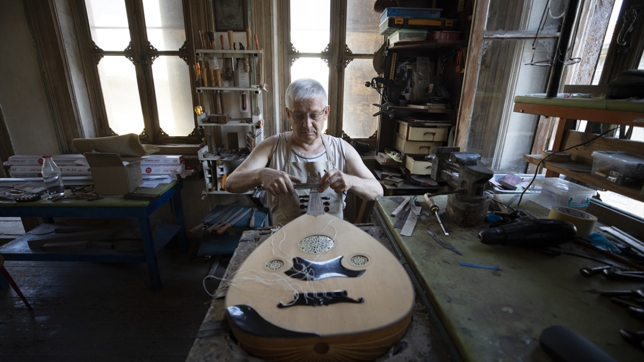 35 yıldır çalgı yapımcılığını sürdüren ve 33 yıldır Kemeraltı Çarşısında çalışan 65 yaşındaki Necati Gürbüz de bunlardan biri.