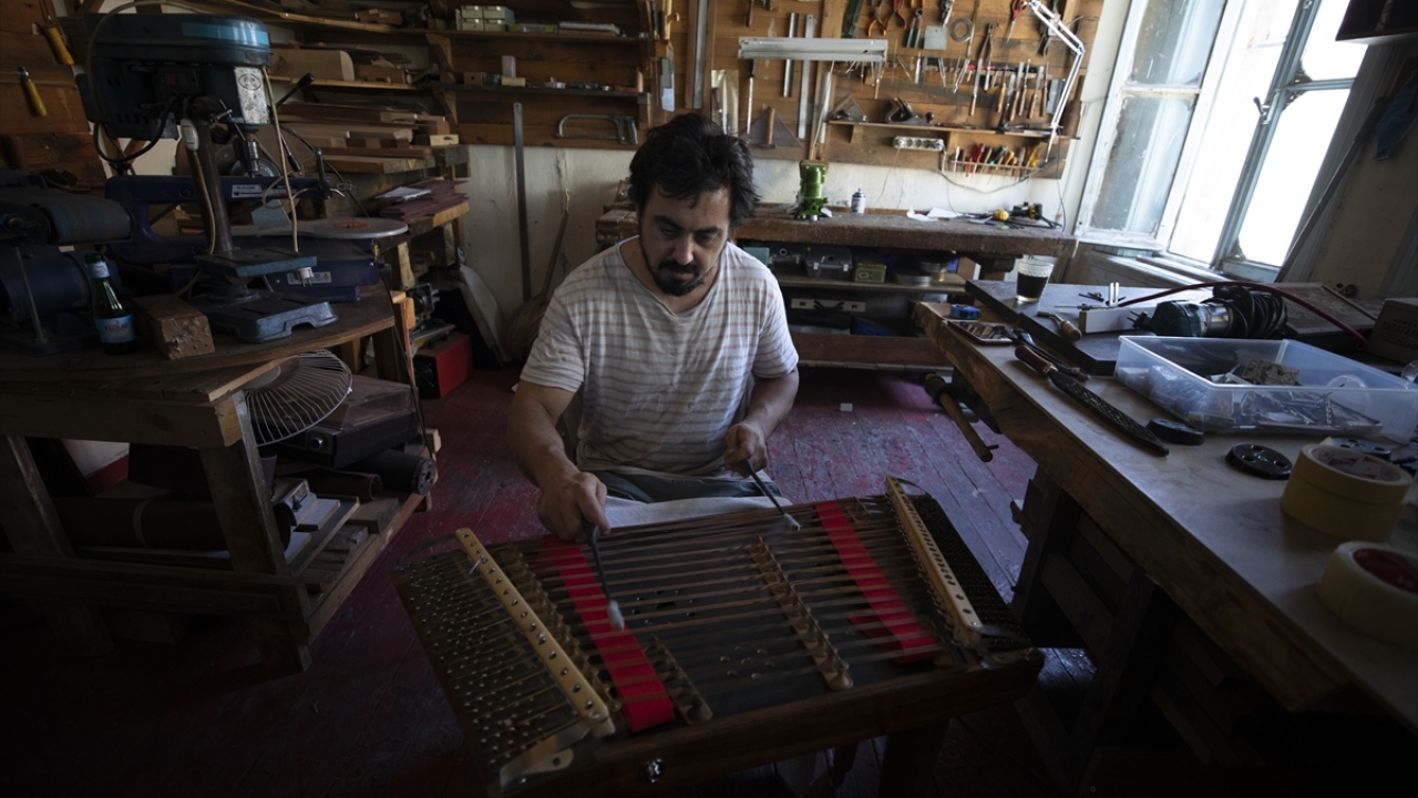 13 yıllık çalgı yapımcısı 38 yaşındaki Ozan Özdemir de bunlardan biri.