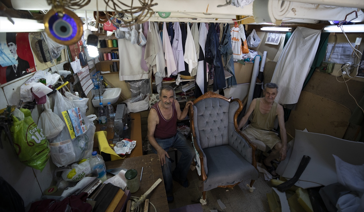 55 senedir koltuk döşemeciliği yapan 72 yaşındaki Saadettin Özbecerikli (solda) ile bu işte 50 yılı geride bırakan kardeşi 66 yaşındaki Mustafa Özbecerikli (sağda) bunlardan biri.