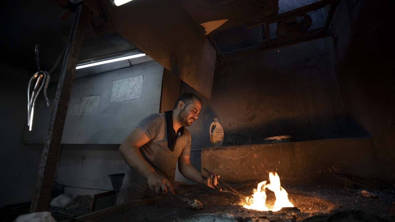  Kemeraltı Çarşısında 31 senedir kalaycılık yapan 43 yaşındaki Aziz Bartık da bunlardan biri.