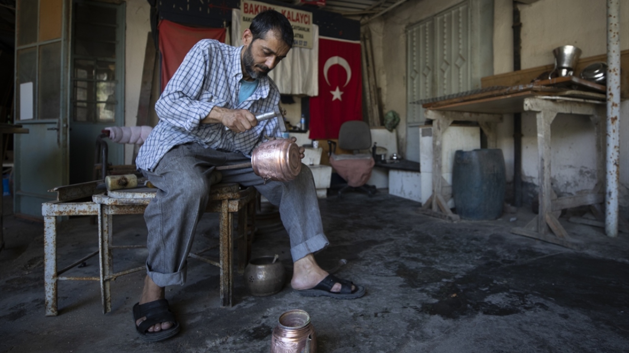 Kemeraltı Çarşısında 34 senedir kalaycılık yapan 46 yaşındaki Yaşar Bartık da bunlardan biri.