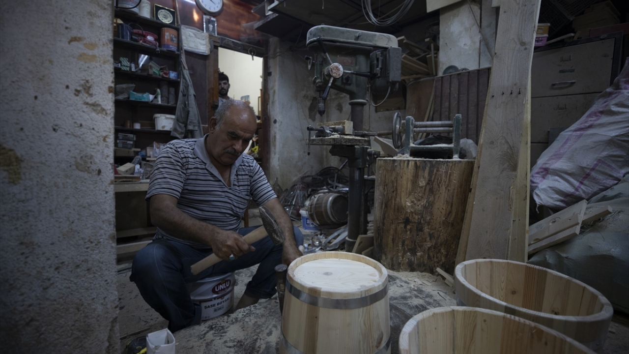 7 yaşından bu yana ahşapla uğraşan ve 20 senedir Kemeraltı Çarşısında fıçı üreticiliği yapan Yaşan Çan da bunlardan biri.