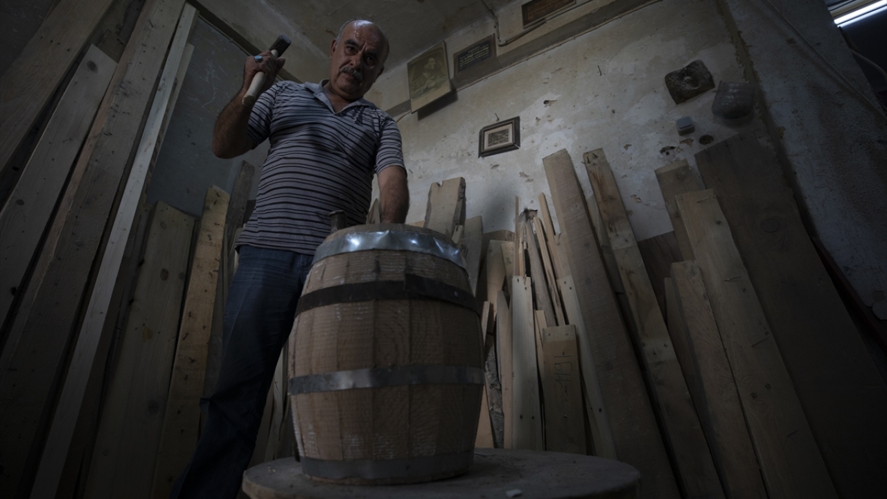 7 yaşından bu yana ahşapla uğraşan ve 20 senedir Kemeraltı Çarşısında fıçı üreticiliği yapan Yaşan Çan da bunlardan biri.