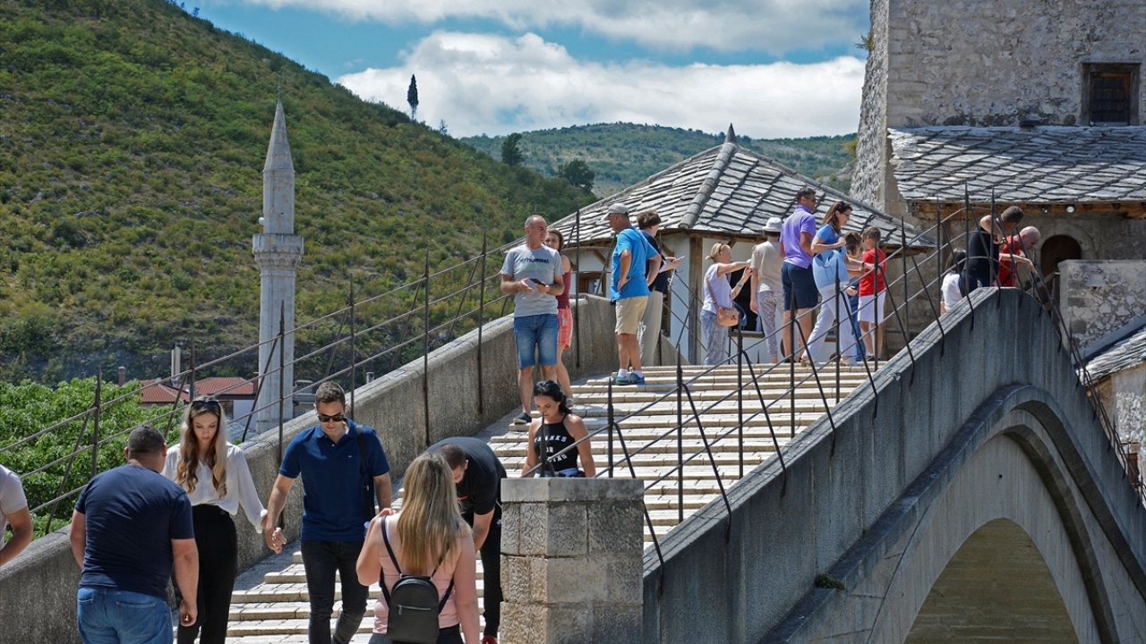 Köprünün eski ihtişamına kavuşmasının Mostar için oldukça önemli olduğunu aktaran Popovac, "Şehre sadece bir kez gelenler bile bu köprüye aşık olur." dedi.