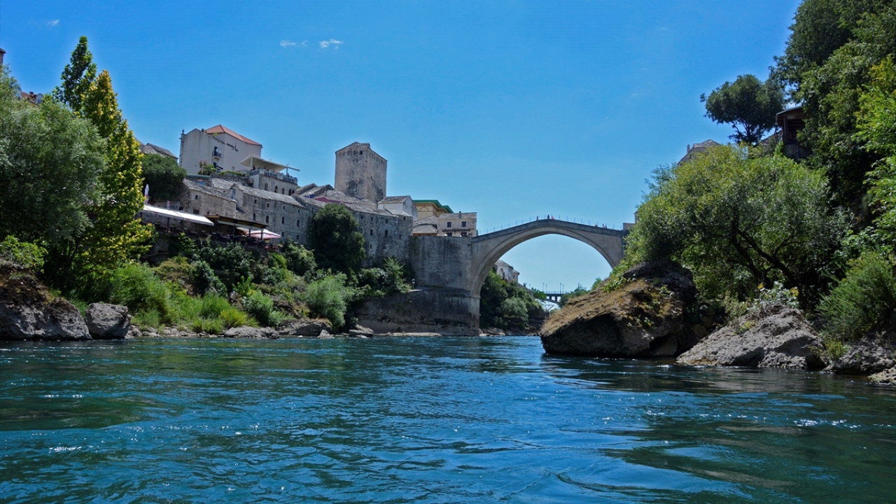 Mostar Köprüsü üzerinden yapılan geleneksel atlayışlara katılan Benaid Kalajdzic de 16 yıl önceki açılış töreninde kendini Neretva nehrinin serin sularına bıraktığını belirterek "yeni" tarihi köprünün her zaman kültürleri birbirine bağlayacağını vurguladı