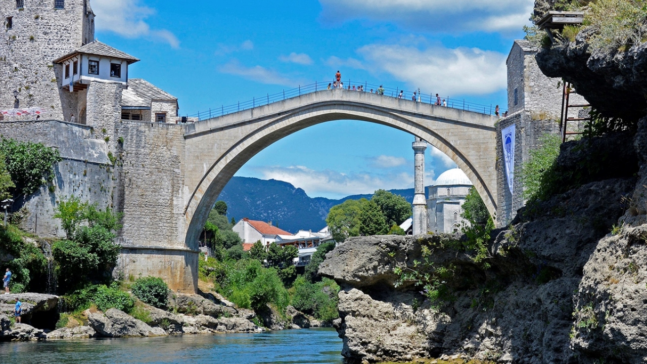 Bu arada, köprünün yeniden açılmasının 16`ıncı yılı kapsamında havai fişek gösterisi yapılacak. 