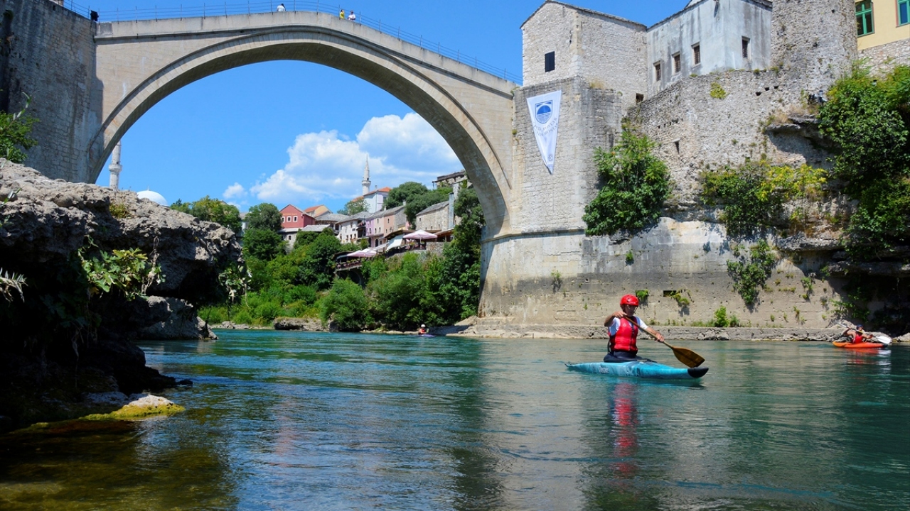 Mostar Köprüsü`nün yeniden inşasına, Türk İşbirliği ve Koordinasyon Ajansı (TİKA), UNESCO, IRCICA ve Dünya Bankası`nın desteğiyle 1997`de başlandı.