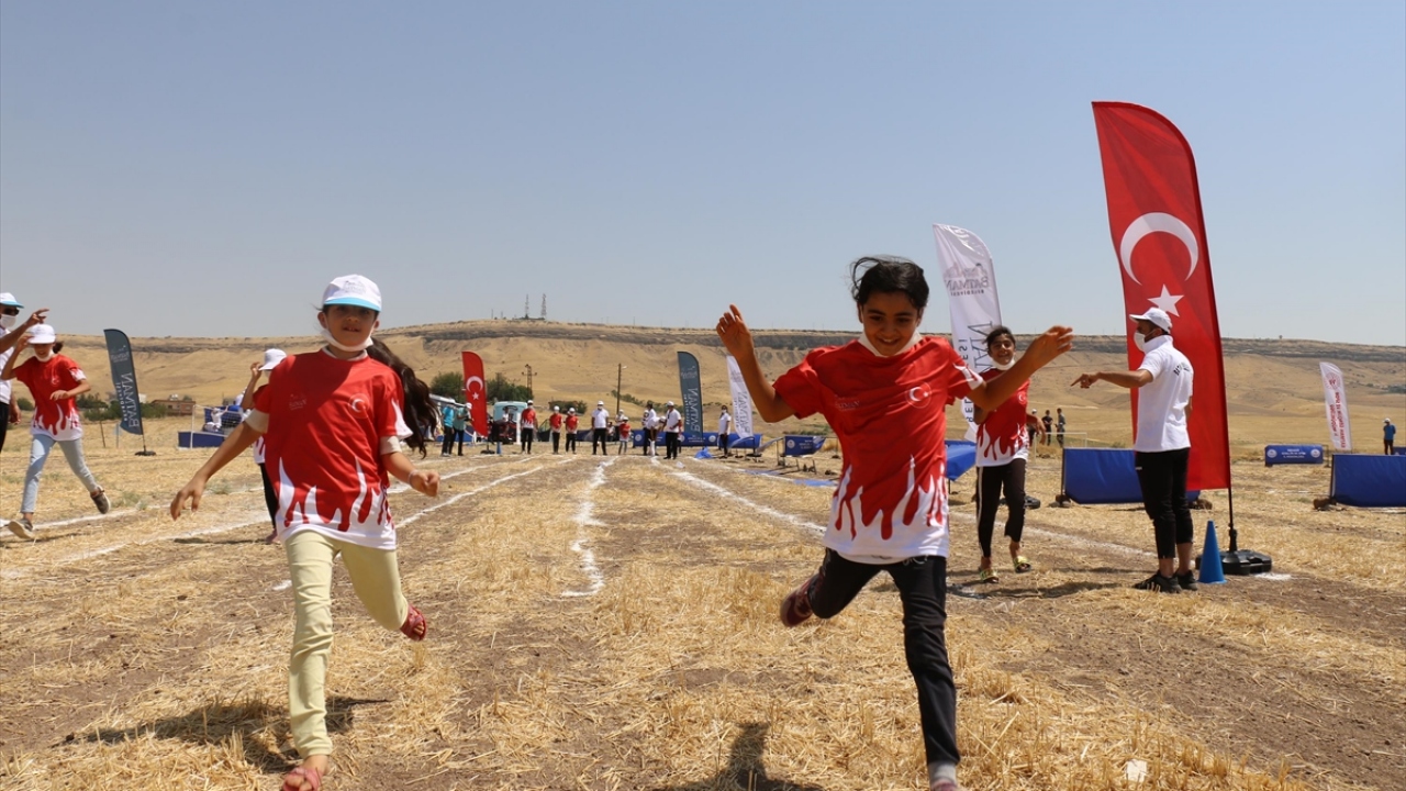 Etkinliklerde çocuklara çeşitli hediyeler de verildi. 