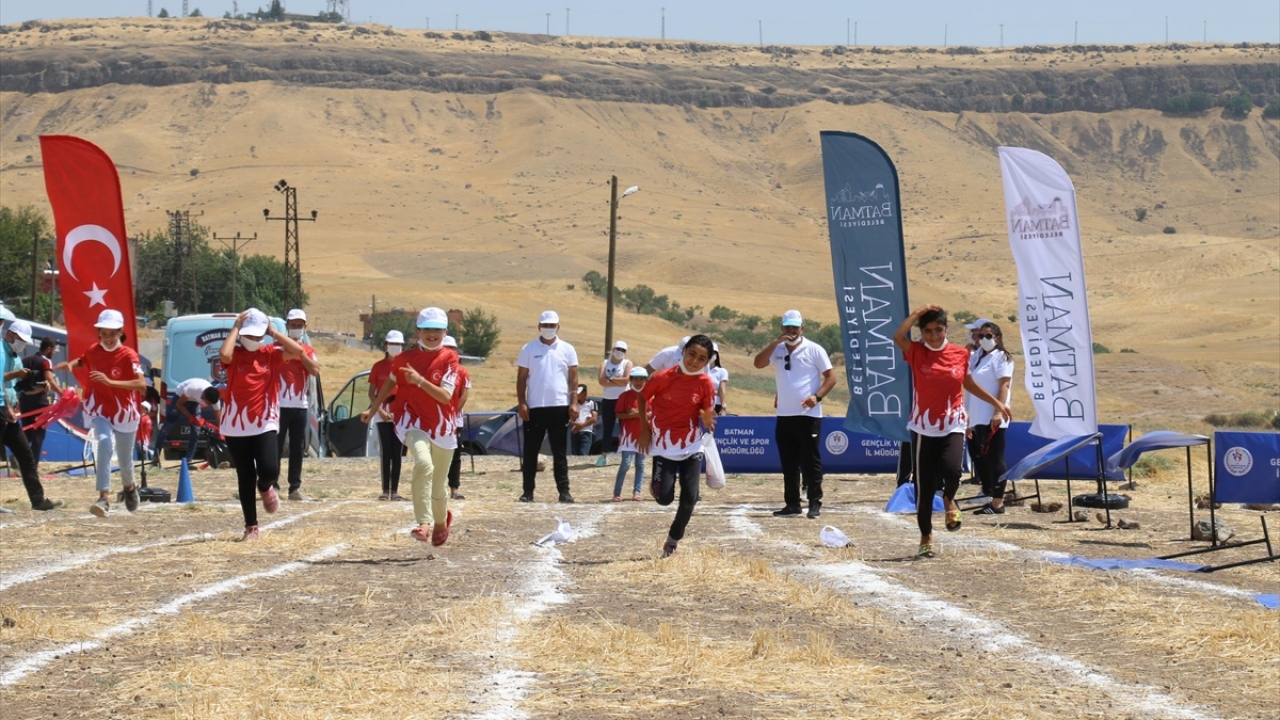 Proje kapsamında Beşiri ilçesine bağlı Danalı köyünde çocuklarla bir araya gelen eğitmenler çocuklarla oyun oynadı, onların keyifli vakit geçirmesini sağladı.