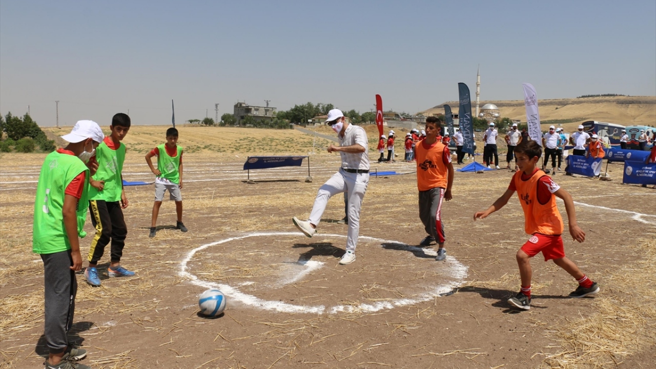 Farklı branşlarda görev alan eğitmenlerin gösterdikleri hareketleri uygulayan çocukların mutlulukları görülmeye değerdi. 