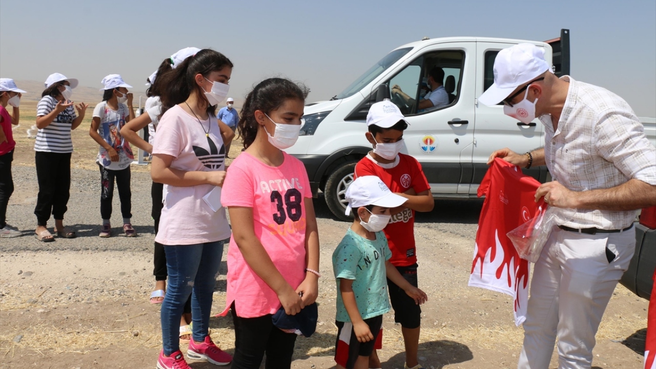 Batman Belediyesi Spor İşleri Müdürü Burak Eren de, şehir merkezine gelemeyen ve köyde yaşayan çocuklarla bir araya geldiklerini söyledi.