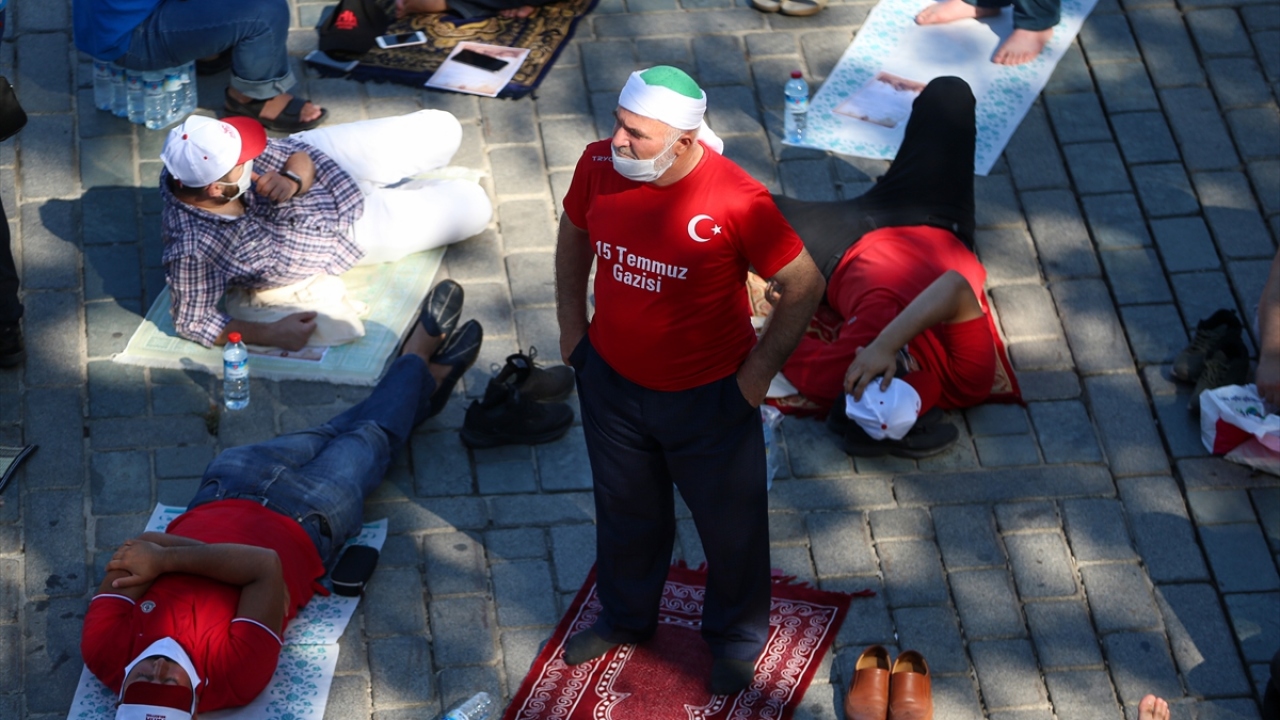 Çok sayıda vatandaş Ayasofya-i Kebir Cami-i Şerifi`ne gelerek, cuma namazı kılmak için beklemeye devam ediyor.
