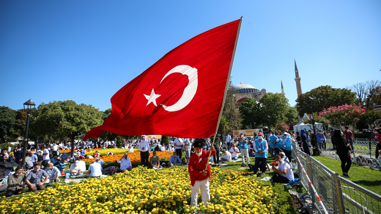 Günün ilk ışıkları ile birlikte çok sayıda vatandaş Ayasofya-i Kebir Cami-i Şerifi`ne gelerek, cuma namazı kılmak için arasta pazarı tarafındaki güvenlik kontrol noktasında ellerinde seccadelerle beklemeye başladı.