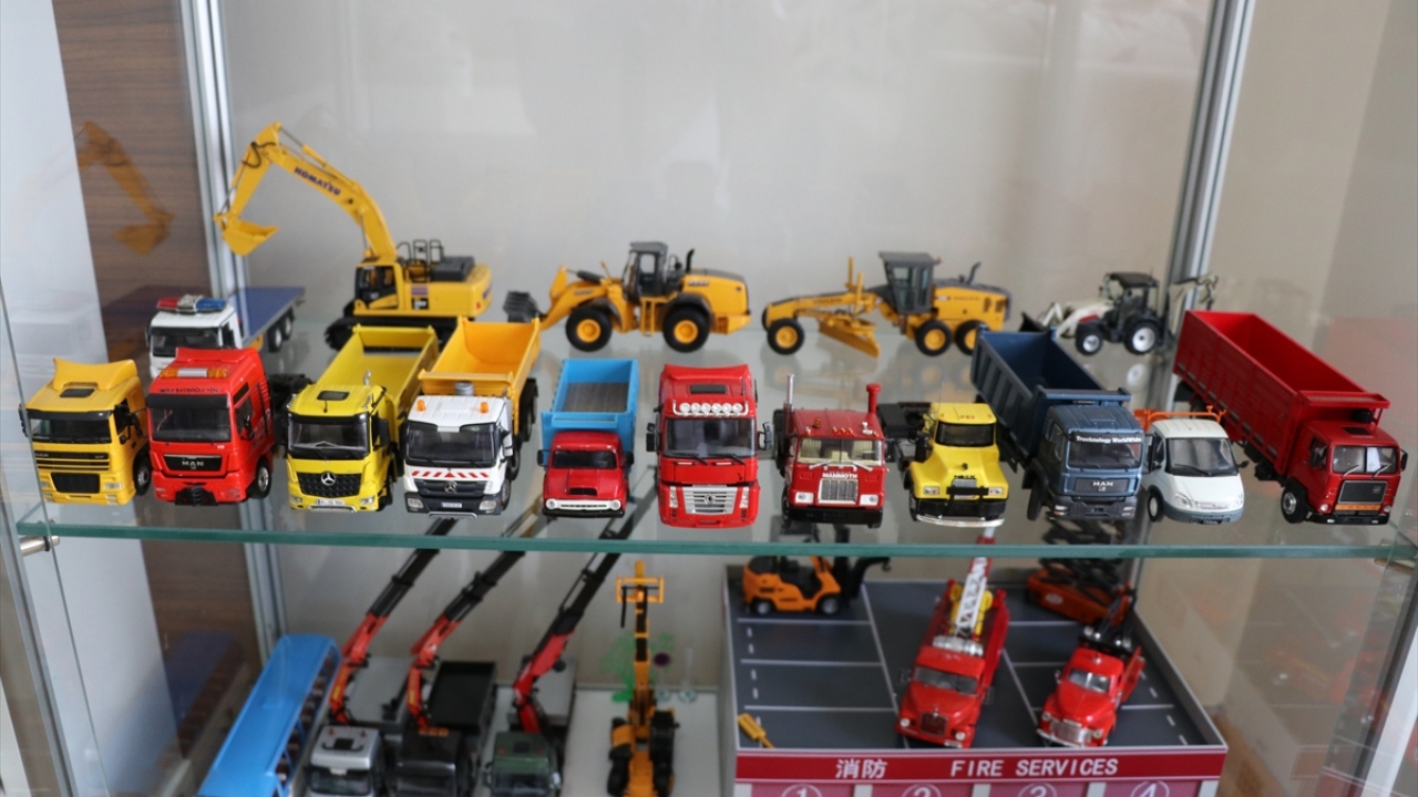 Kentte vinç işletmeciliği yapan 36 yaşındaki Kayışoğlu (36), çocukluk hayali olan maket araçlardan oluşan koleksiyonunu 2013 yılında oluşturmaya başladı.