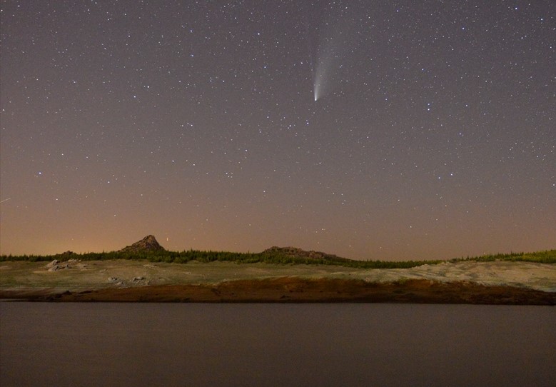 Kırklarelili fotoğraf tutkunlarından Cemre Gökçe ve Metin Durak, kuyruklu yıldızını fotoğraflayarak, arşivlerine aldı.