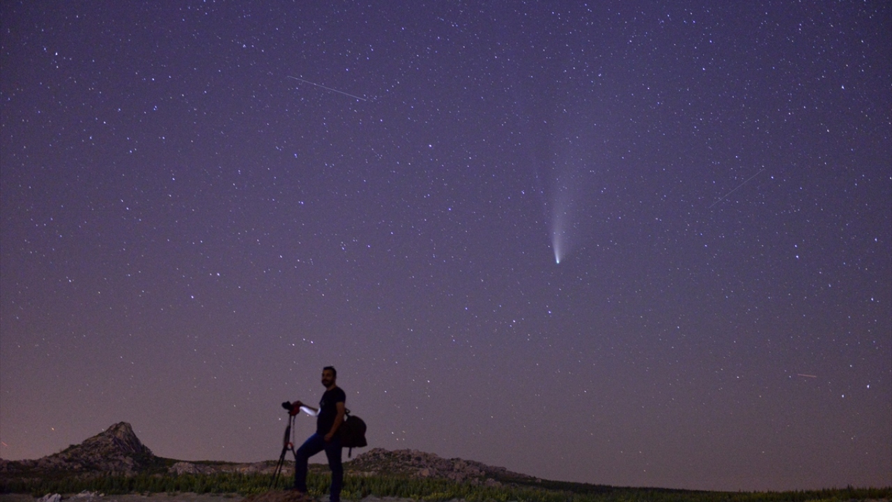 Hayatındaki ilk kuyruklu yıldızı 1990`lı yılların sonunda gördüğünü belirten Durak, ikinci kez görme şansı bulduğu kuyruklu yıldızı fotoğrafladığını ifade etti.