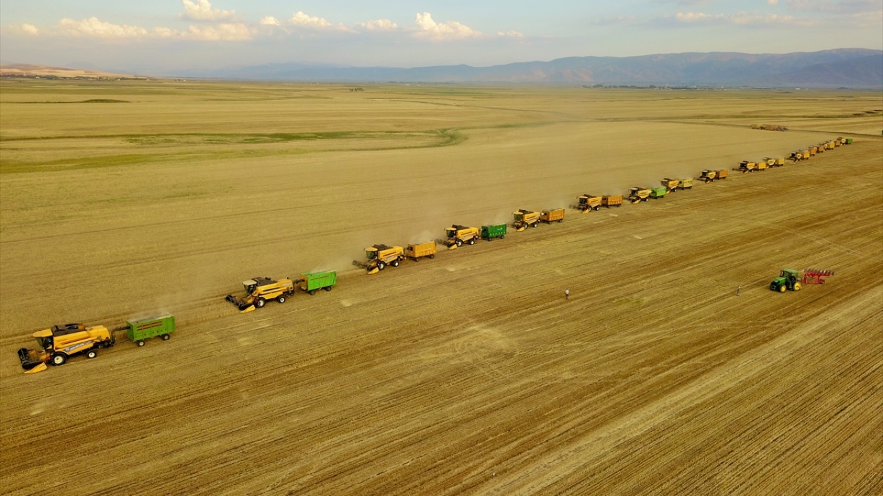 Sertifikalı tohum üretimi yaparak ülke ekonomisine katkı sunduklarını belirten Mergen, şöyle konuştu: