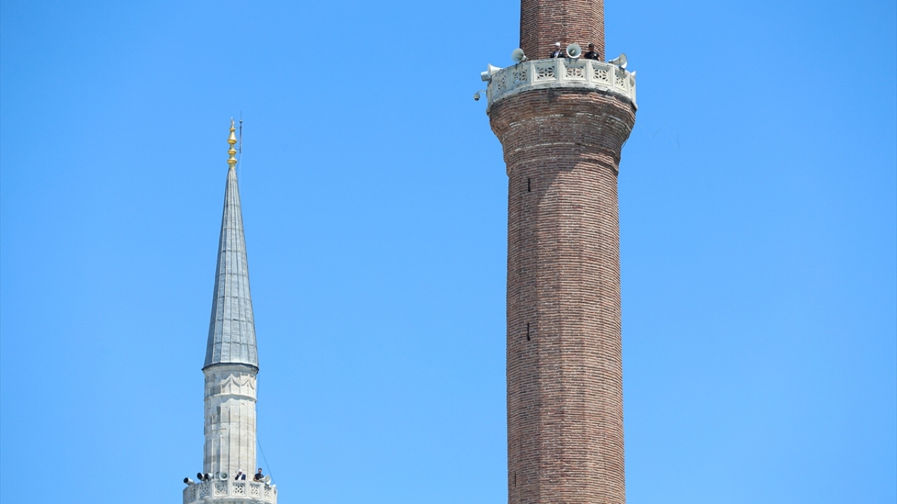 Başta Ayasofya Meydanı olmak üzere vatandaşlarca doldurulan alanlardan tekbir sesleri yükselirken, tarihi ana tanıklık edenler, cep telefonlarıyla video ve fotoğraf çekti.