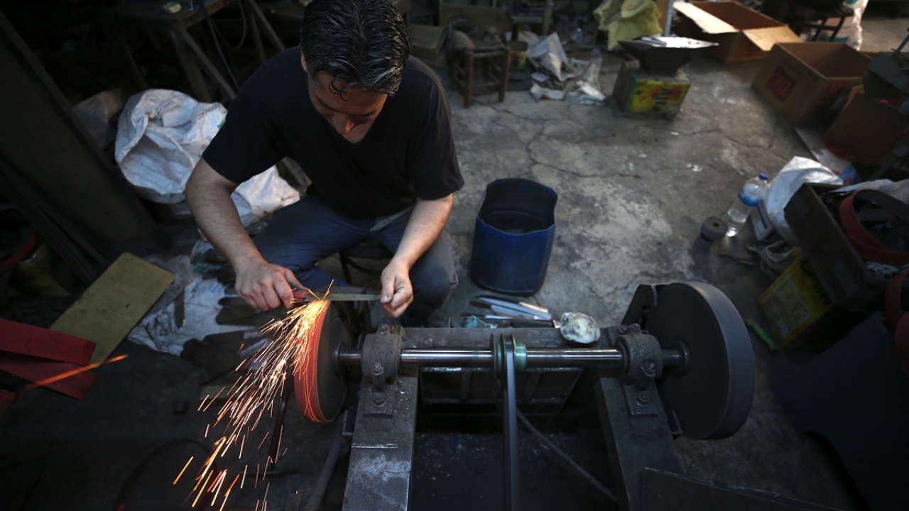 Bayram için satılan kesim, yüzme ve et doğrama bıçaklarının fiyatları 40 ila 100 lira arasında değişiyor.