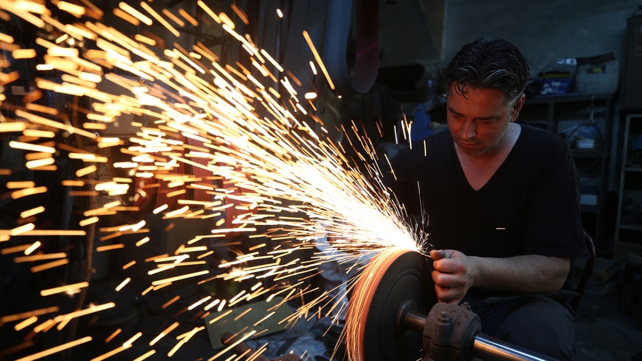 Damgalama ve ısı işleminin ardından parlatma, sap takma ve bilemeyle bıçaklar kullanıma hazır hale geliyor.