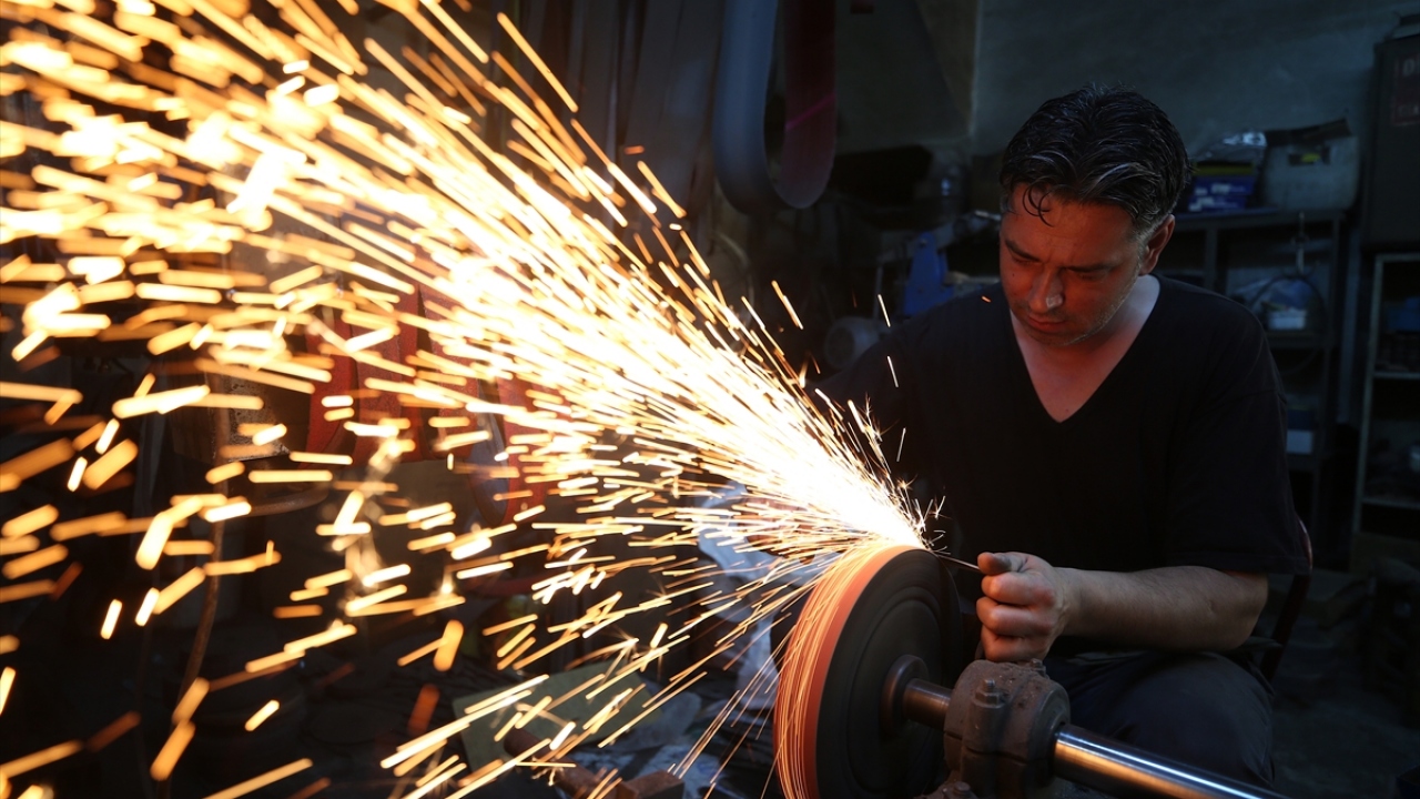 Bursa Bıçakçılar Derneği Başkanı Fatih Adliğ, bu yıl yeni tip koronavirüs (Covid-19) salgını nedeniyle hac organizasyonunun iptal edildiğini hatırlattı.