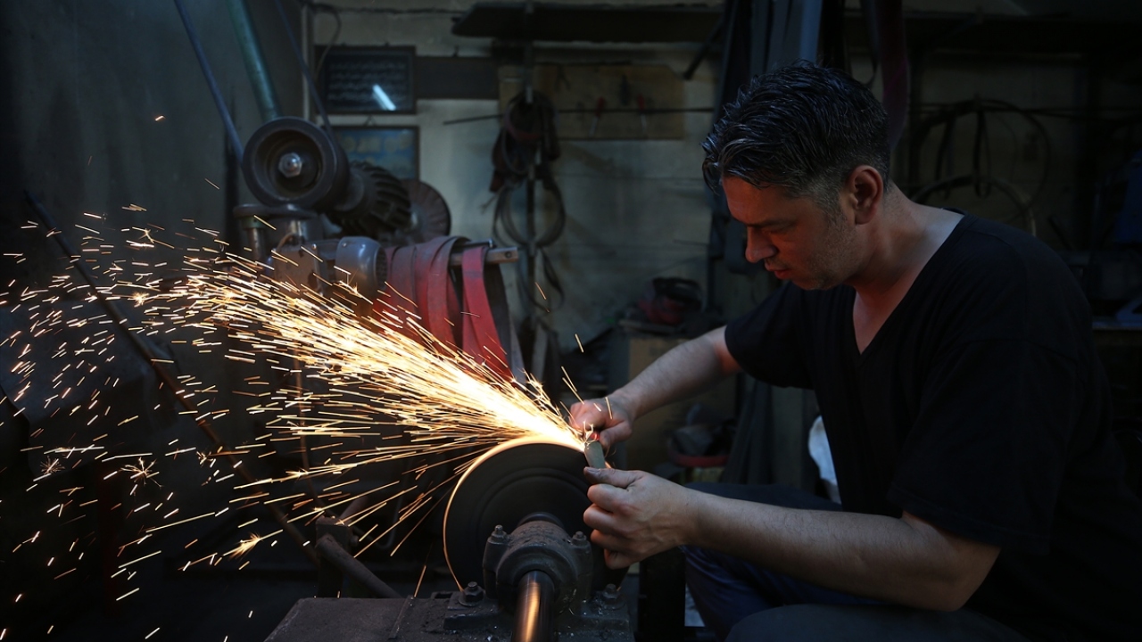 Adliğ, tüm illere ve yurt dışına bıçak gönderdiklerini, özellikle İtalya, İngiltere, Irak ve İran`dan yoğun sipariş aldıklarını dile getirdi.