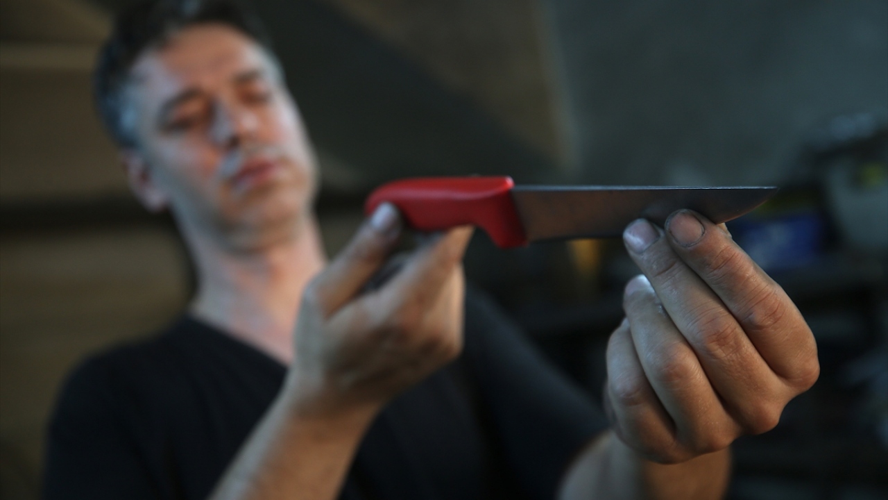 Bıçak ustası Ramazan Yeşilbursa (74) da bu mesleği 13 yaşından bu yana sürdürdüğünü belirtti.