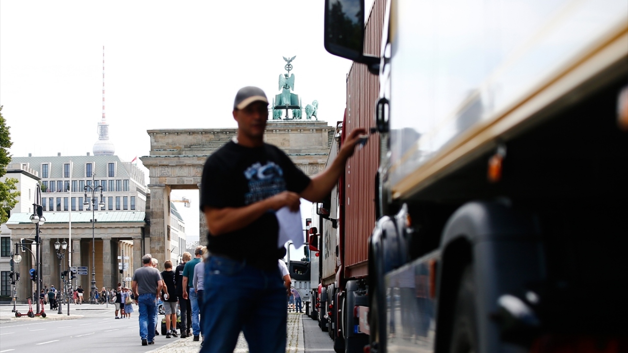Kamyon şoförleri, Almanya`daki taşımacılık sektöründeki bazı şirketler ile Doğu Avrupa ülkelerindeki taşeron taşıma şirketlerinin uyguladığı ücret politikasının haksız rekabete yol açtığını ifade ederek, bu durumu eleştirdi.